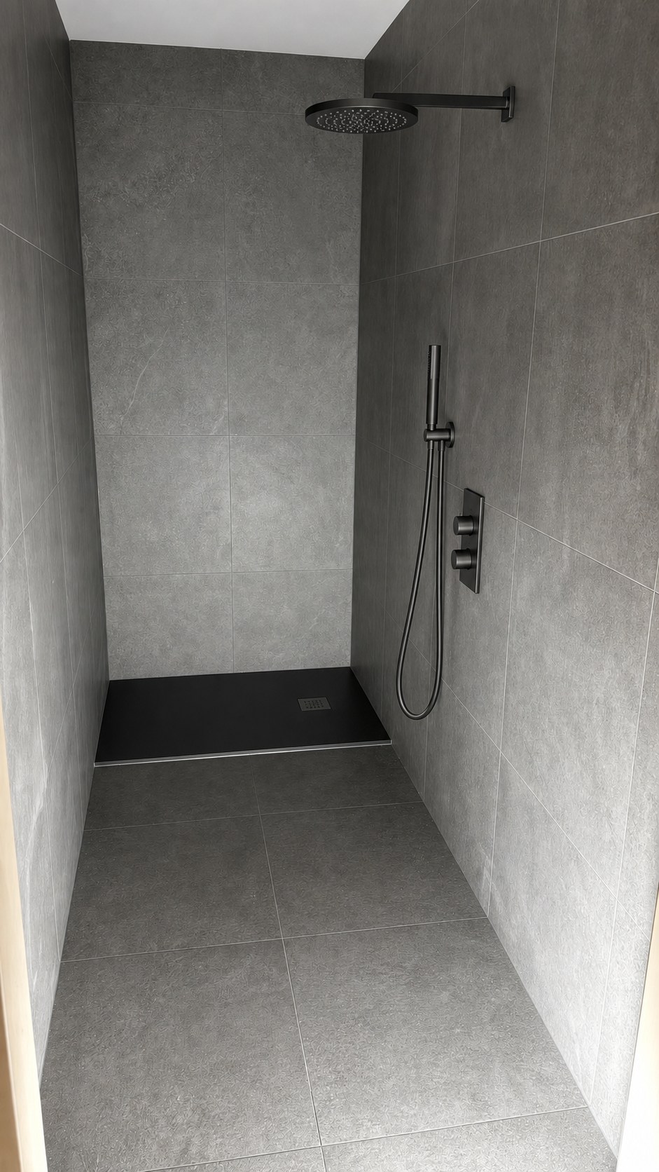 Modernes Badezimmer mit bodenebener Dusche