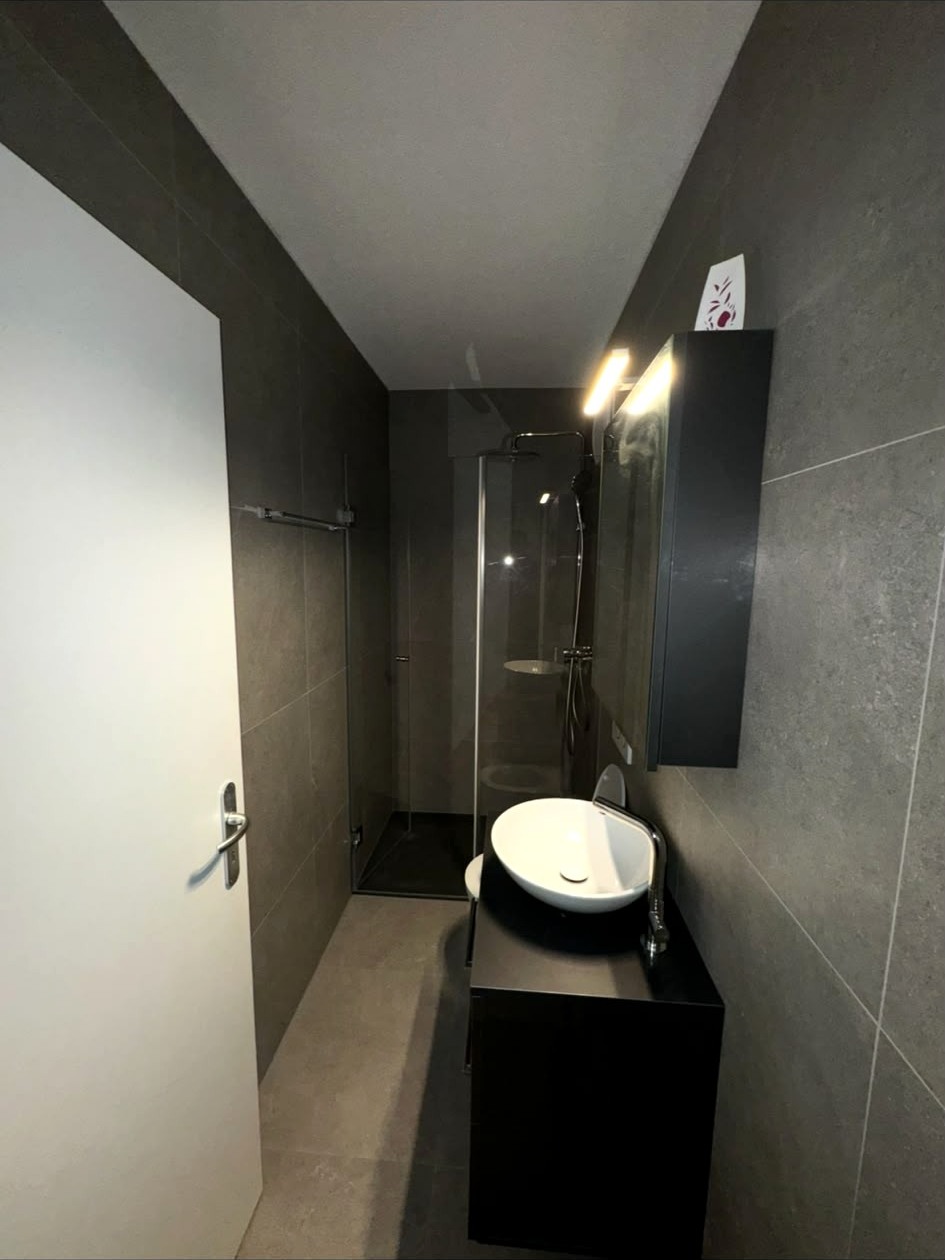 Fertiggestelltes modernes Badezimmer