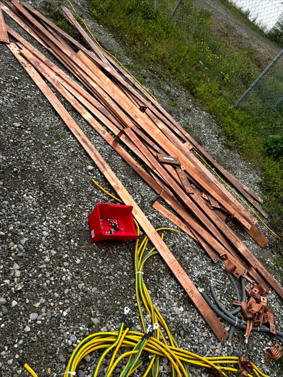 Erdungs- und Anschlussmaterial auf der Baustelle