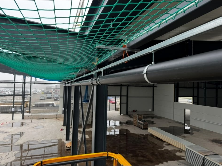 Deckeninstallation im Gewerbebau