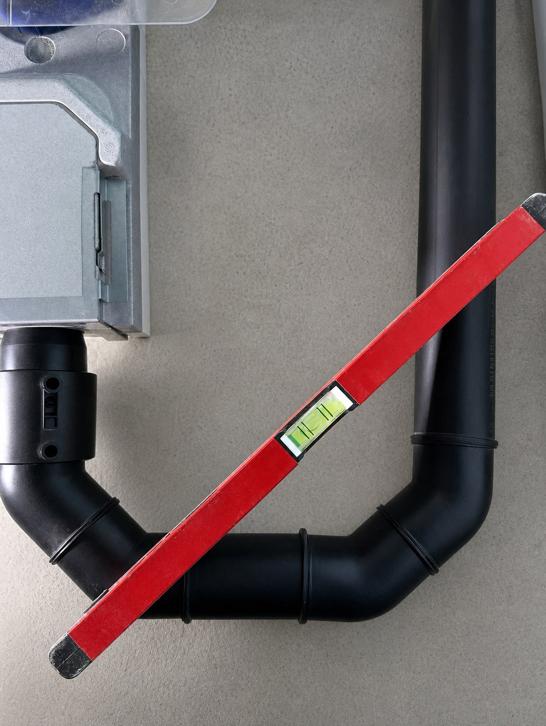 Präzise ausgerichtete Rohrleitung mit Wasserwaage