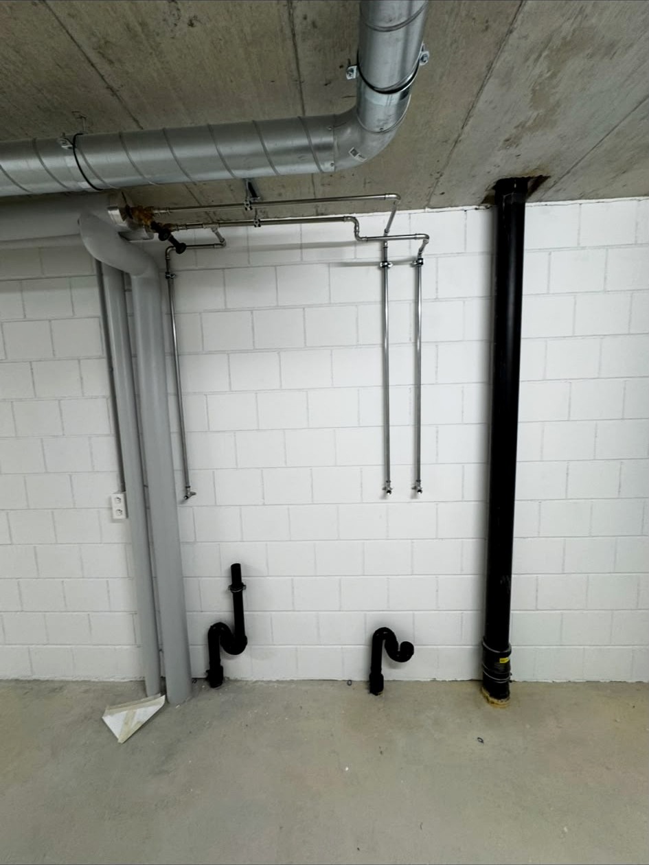 Sanitärleitungen an der Wand montiert
